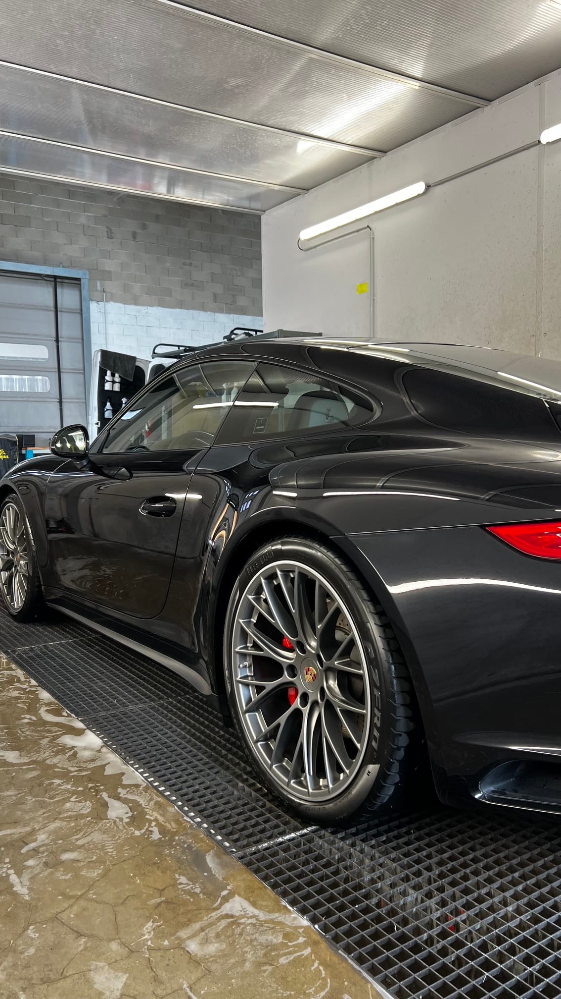 Porsche 911 noire après lavage extérieur