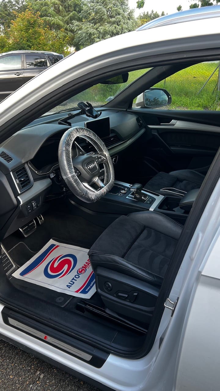 Après nettoyage : poste de conduite et moquettes d'une Audi