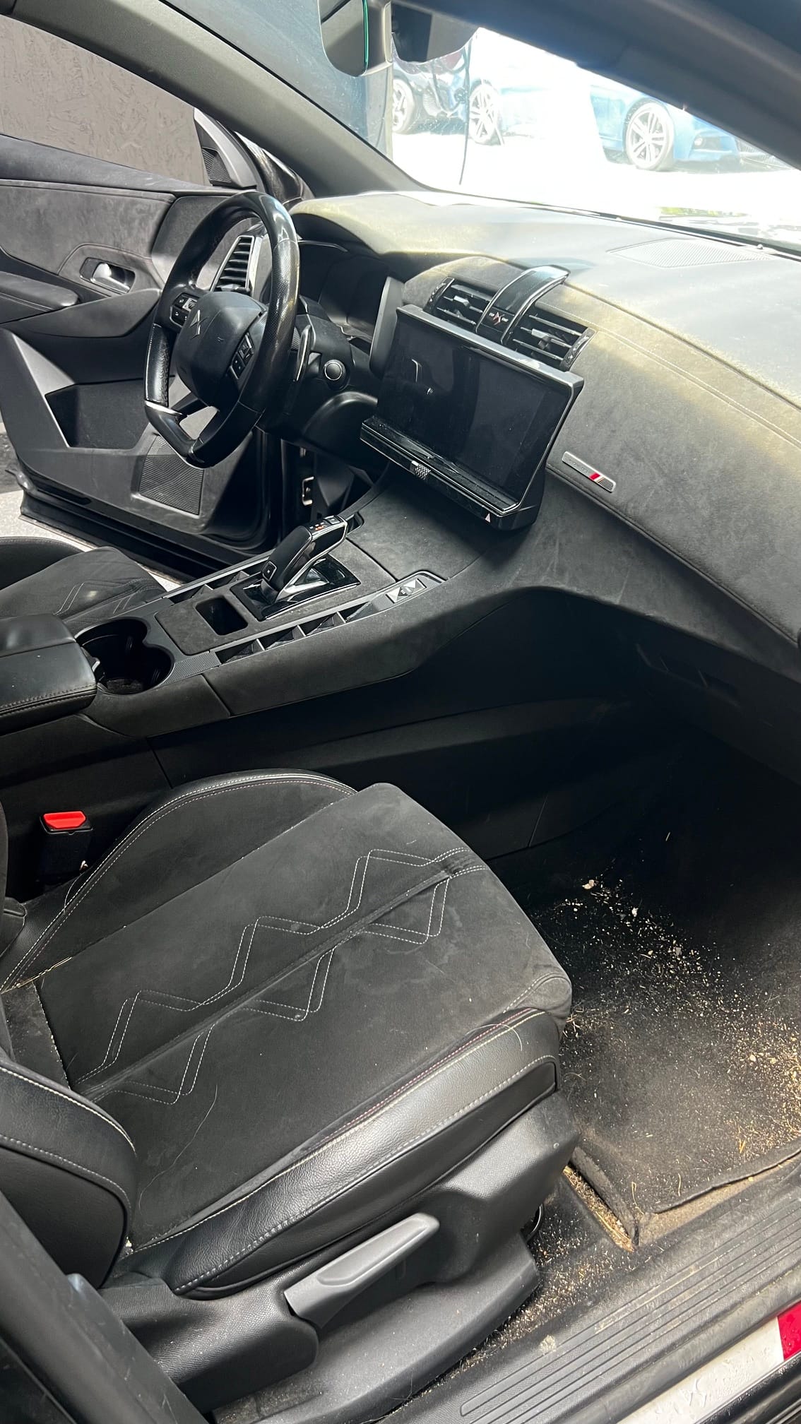Avant nettoyage : sièges en alcantara et plancher d'une DS