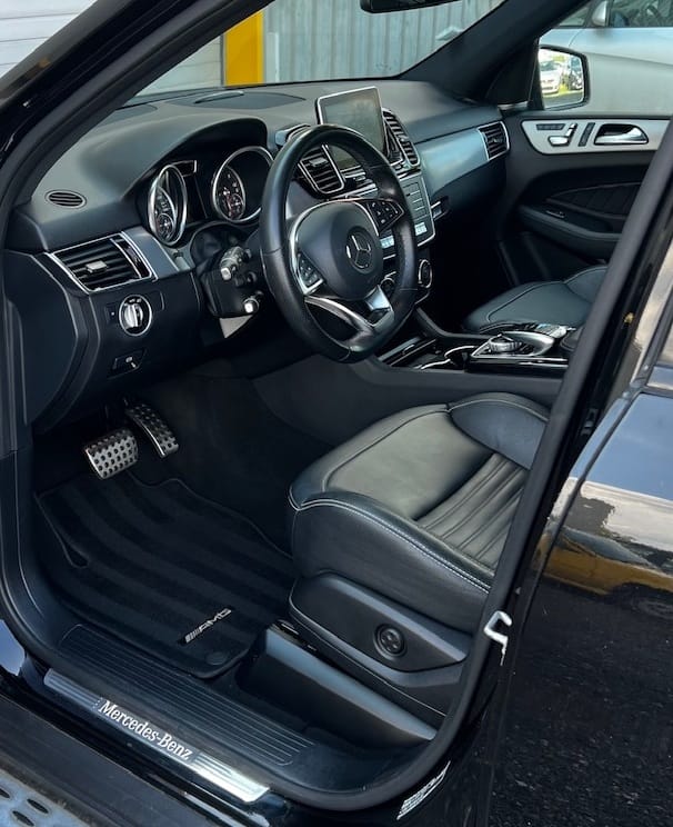 Après nettoyage : tapis et sellerie d'une Mercedes AMG
