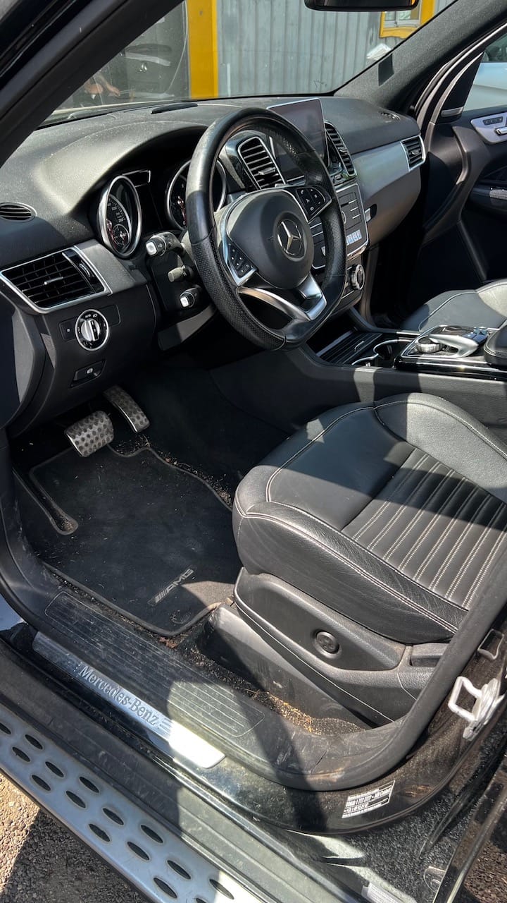 Avant nettoyage : tapis et sellerie d'une Mercedes AMG