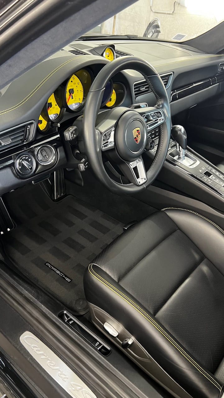 Après nettoyage : habitacle cuir d'une Porsche 911