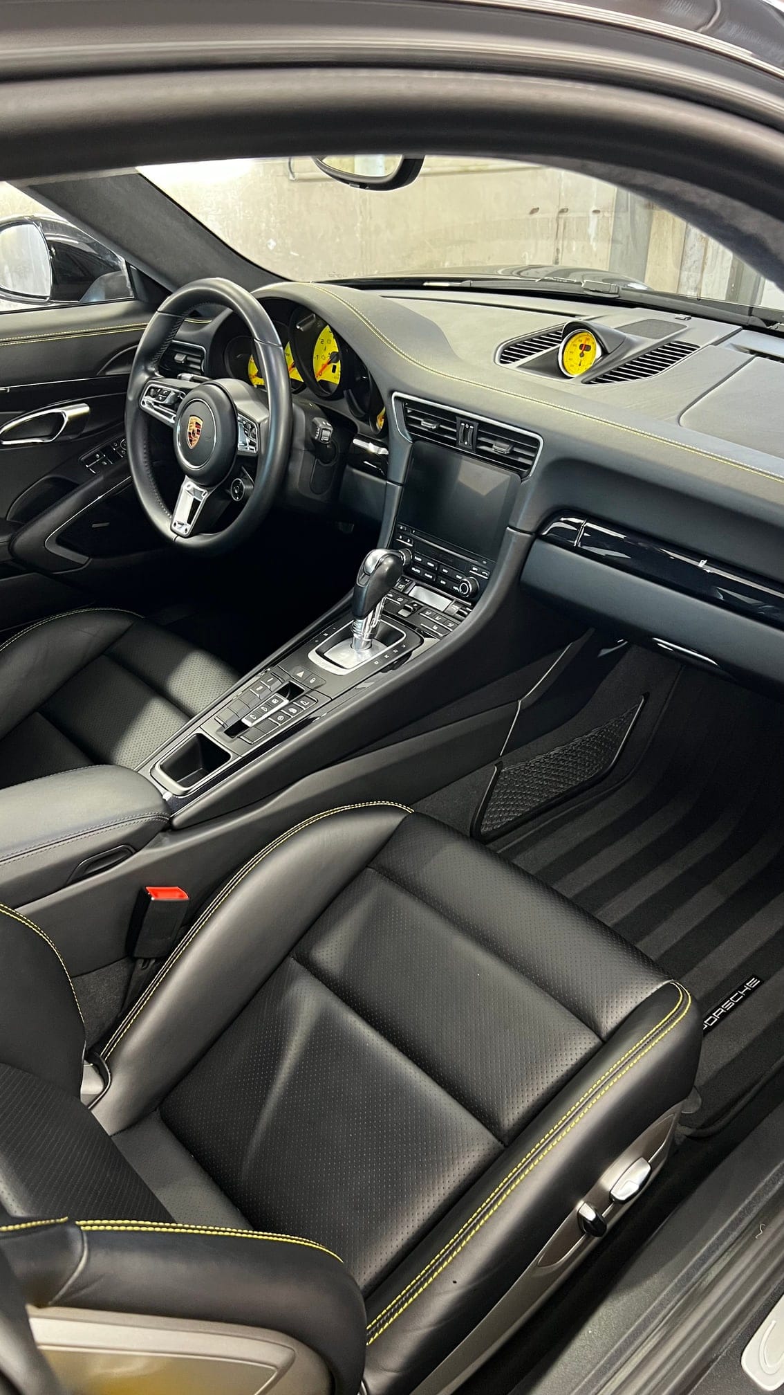 Habitacle cuir d'une Porsche 911 après nettoyage intérieur