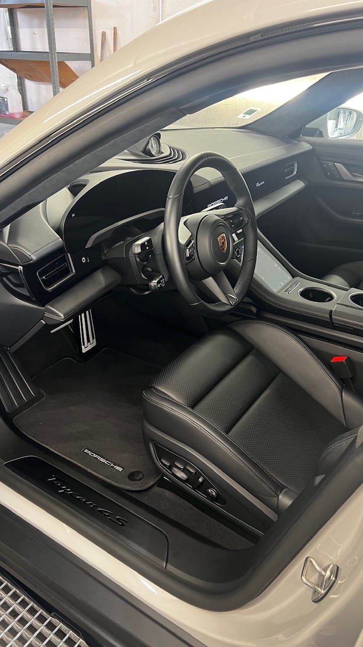 Après nettoyage : habitacle d'une Porsche Taycan