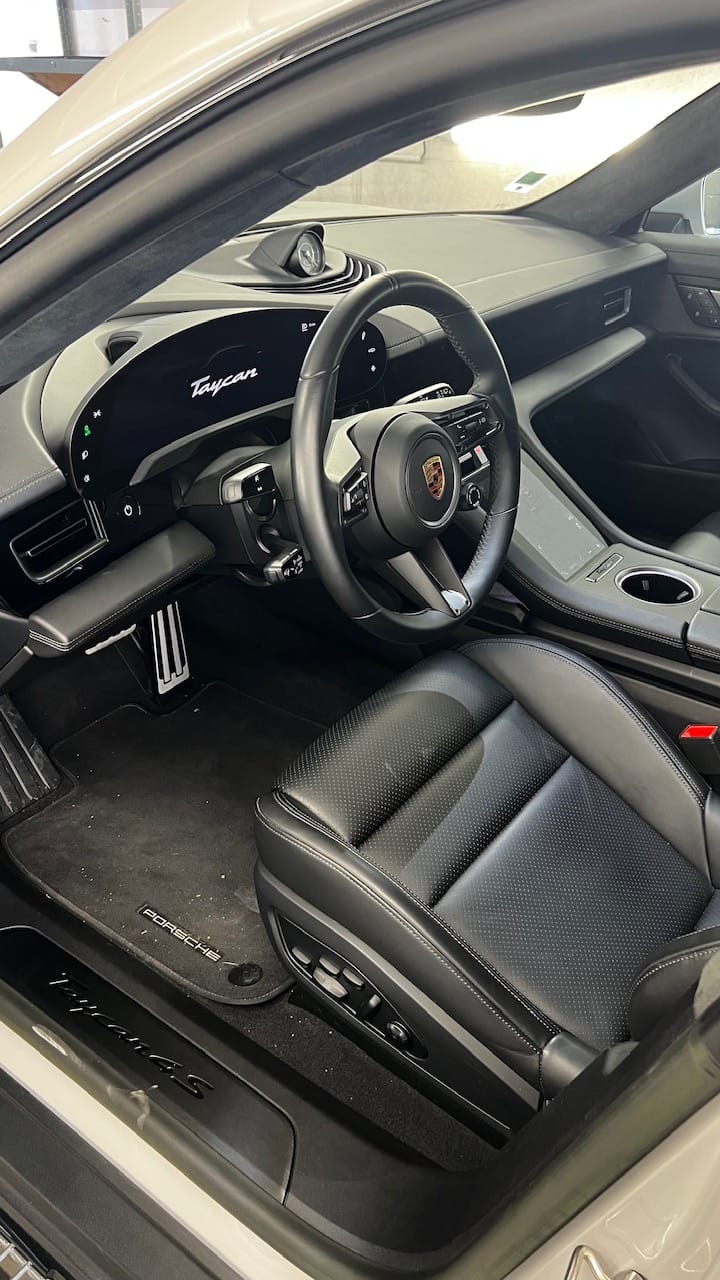 Avant nettoyage : habitacle d'une Porsche Taycan