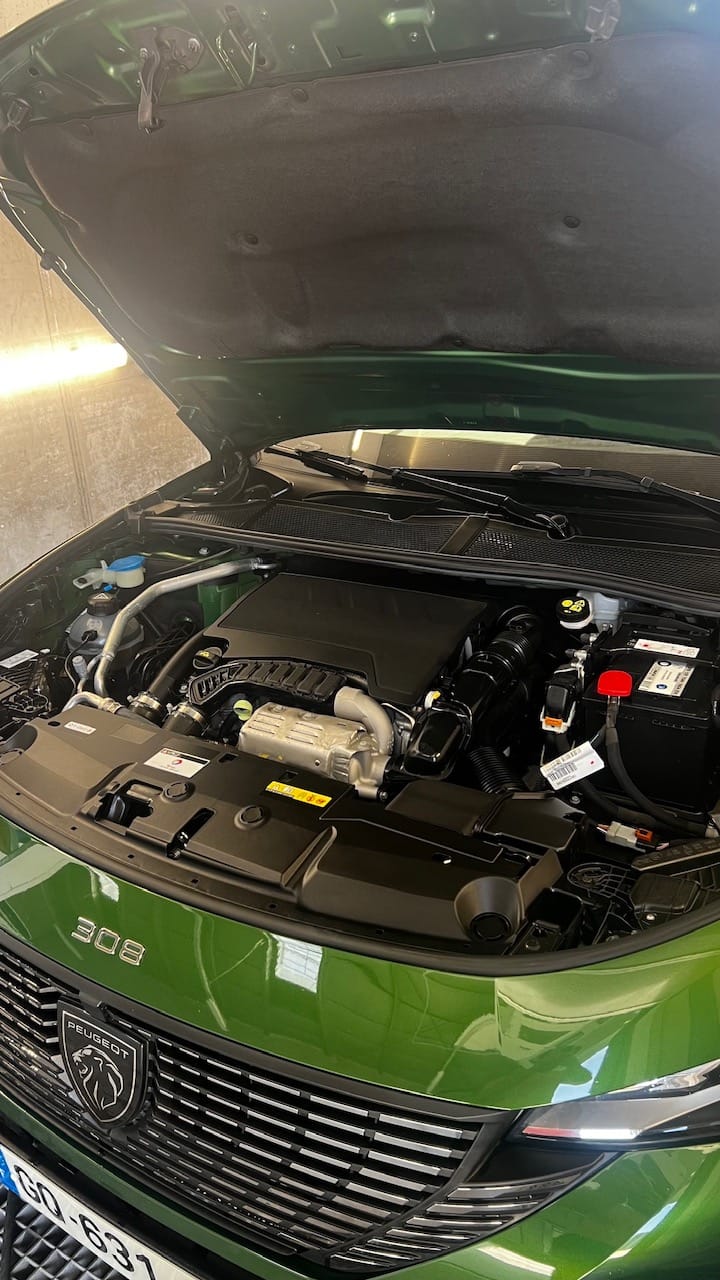 Après nettoyage : compartiment moteur d'une Peugeot 308