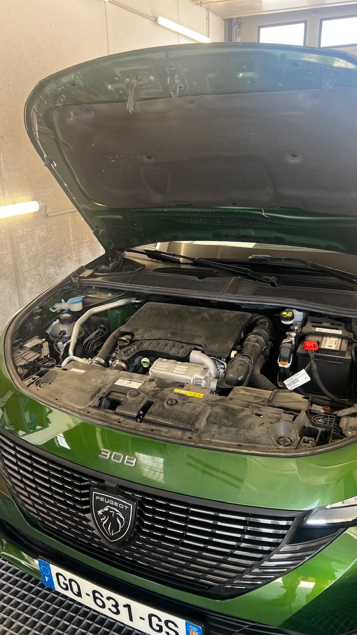 Avant nettoyage : compartiment moteur d'une Peugeot 308