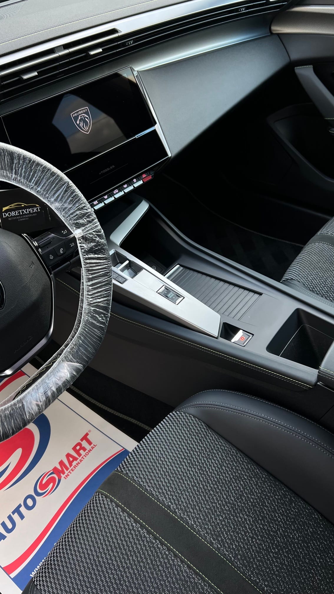 Console centrale et sièges d'une Peugeot 308 après nettoyage